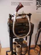 Dict�fono para grabar sobre un cilindro de cera.

Dictaphone for recording over a cillinder of wax.