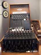 M�quina de cifrado Enigma.

Enigma cipher machine.