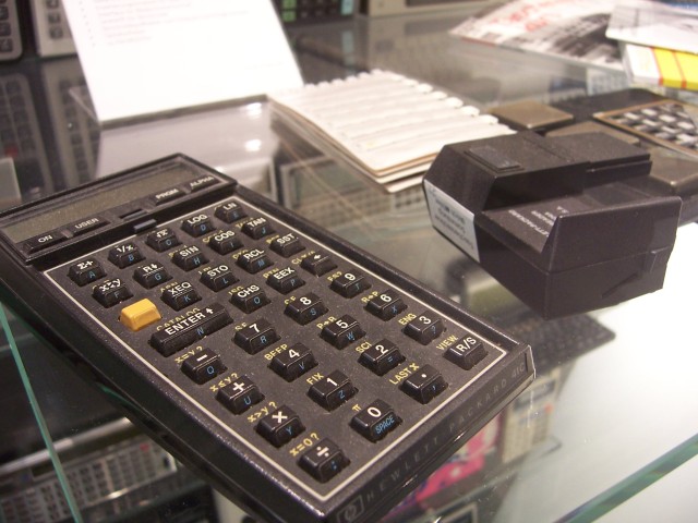 HP48: esta es una calculadora programable de la decada del 70 y 80 que usaba mi papa, usa notacion polaca inversa para los numeros e incluye muchas funciones cientificas.

HP48: this is a programmable calculator fro the 70s and 80s that my father uses, it uses reverse polish notation for numbers and includes many scientific functions.