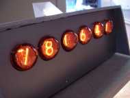 El Nixie es un sistema para mostrar numeros, un tubo en el cual los numeros estan dibujados y van superpuestos, iluminandose el numero que se quiere mostrar; es bastante mas facil de leer que los segmentos de linea que se usaron despues pero mucho mas voluminoso y con un consumo de energia mucho mas alto.

The Nixie was a syste to show numbers, a vacuum tube in which the numbers were pre-drawn and they are superimposed, the number that one wants to show is illuminated; it is much easy to read that the displays based on line segments but it is much bulkier and has a energy consumption that is much higher. 