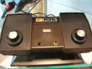 El famoso juego del Pong de la Atari, que da inicio al mundo de los videojuegos con una especie de pingpong en la pantalla de un televisor, controlado por dos potenciometros, uno para cada jugador.

The famous game of Pong of Atari, that started the world of videgames with a kind of pingpong on the screen of a TV set, controlled by two potenciometers, one for each player.
