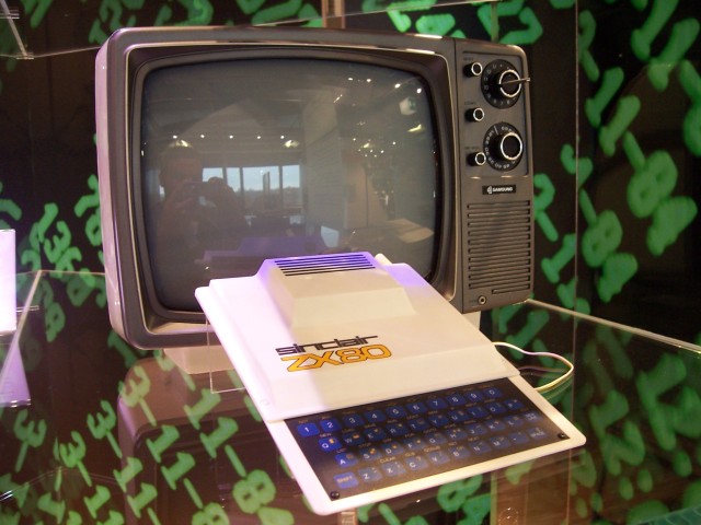 Un ZX80 con un viejo televisor de la epoca. Yo tuve cuando chico un ZX81 que fue la maquina en la cual aprendi a programar a los 7 annos de edad.

A ZX80 with an old TV set from that time. I had a ZX81 once, and it was the machine in which I learned to program at the age of 7.