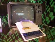 Un ZX80 con un viejo televisor de la epoca. Yo tuve cuando chico un ZX81 que fue la maquina en la cual aprendi a programar a los 7 annos de edad.

A ZX80 with an old TV set from that time. I had a ZX81 once, and it was the machine in which I learned to program at the age of 7.