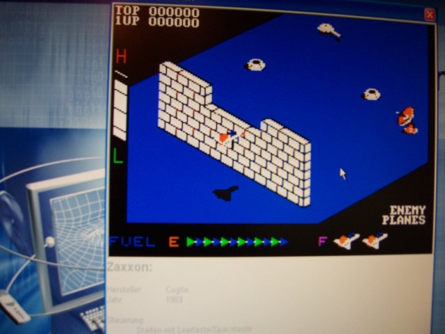 No pude resistir la tentacion de jugar un poco de ZAXXON en este emulador :-)

I could not resist the temptation of playing a bit of ZAXXON in this emulator :-)