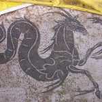 Un dragon hecho con mosaicos en el piso.

A dragon made of mosaics in the floor.