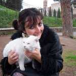 Fabiola y una gata de la colonia de gatos del Coliseo.

Fabiola and a female cat of the Coloseo's cat colony.
