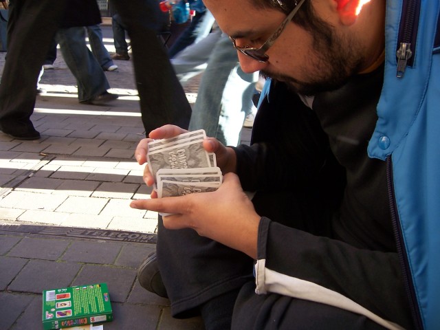 Jugando cartas (coloretto) en la calle.

Playing cards (coloretto) in the street.