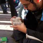 Jugando cartas (coloretto) en la calle.

Playing cards (coloretto) in the street.