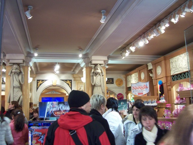 Una tienda Disney con una columna como Goofy.

Disney store with a column as Goofy.

