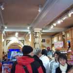 Una tienda Disney con una columna como Goofy.

Disney store with a column as Goofy.

