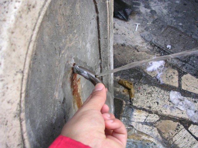 Si tapas abajo, sale un chorro hacia arriba para tomar agua

If you cover the hole, the water comes upwards so it is easier to drink

