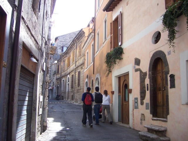 Juntos con E. y P. caminando por las tranquilas calles de Tivoli

With E. and P. walking through the quiet streets of Tivoli