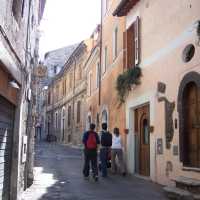 Juntos con E. y P. caminando por las tranquilas calles de Tivoli

With E. and P. walking through the quiet streets of Tivoli