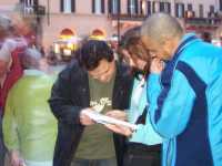 En piazza Navona consultando un mapa para ubicarnos

In Piazza Navona looking at a map to find our way