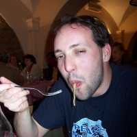 F. de Chile disfrutando la comida italiana

F. from Chile enjoying Italian food