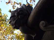 Un caracol esculpido en una fuente cerca del Arco del Triunfo.A snail sculpted in a fountain close to the Arco del Triunfo.