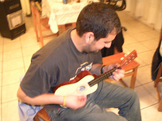 El guitarreo de C. m�s corto en sus a�os como m�sico

The shortest guitar session by C. in his years as musician