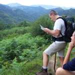 L. mirando el mapa mientras su novia C. mira el horizonte

L. watching the map while his girlfriend C. looks at the horizon