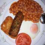 Un desayuno bastante potente, con porotos, una salchica vegetariana, huevo, tomate ...

A rather powerful breakfast, with beans, a vegetarian sausage, egg, tomato, ...