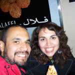 Con B. comiendo falafels

With B. eating falafels