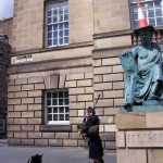 Estatua y gaitero

Statue and bagpiper