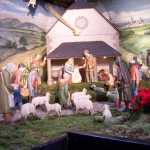 Un pesebre de navidad en que personas de distintas profesiones le llevan regalos a Jes�s.

A christian manger in which people of different professiones take gifts to Jesus.