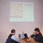 Una partida de ajedrez entre humano y computador (Hydra). El humano tambi�n puede usar un computador para evitar errores, este modo se llama "advanced chess". Como dato Freak me enter� de que TODOS los finales de 6 piezas o menos ya est�n pre-computados.

A chess match between a human and a computer (Hydra). The human can also use a computer to avoid mistakes, this mode is called "advanced chess". A detail: ALL of the endings with 6 pieces or less are pre-computed.