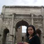 N. junto a un arco en el Foro romano

N. in front of an archway at the Foro Romano


