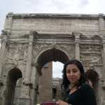 N. junto a un arco en el Foro romano

N. in front of an archway at the Foro Romano

