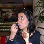 N. disfrutando un rico helado de chocolate a la naranja

N. enjoying a delicious icecream of chocolate with orange

