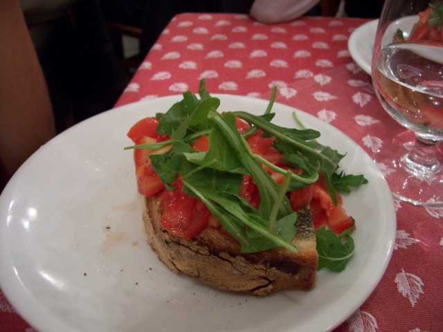 Una "bruschetta" (tostadita), la t�pica cosa que se come antes del plato principal, sobre todo en las pizzer�as

A "bruschetta" (little toast) the typical thing you order before the main course, specially in pizza places

