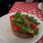 Una "bruschetta" (tostadita), la t�pica cosa que se come antes del plato principal, sobre todo en las pizzer�as

A "bruschetta" (little toast) the typical thing you order before the main course, specially in pizza places

