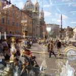 La Piazza Navona vista en la vitrina de un anticuario.

Piazza Navona seen through the window shop of an antique store.
