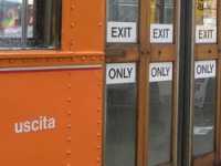 
Algunos de los tranv�as son italianos --de N�poles-- como este donde se ve el signo "uscita" (salida)
Some of the trams are Italians --from Napoles-- as this one where you can see the sign "uscita" (exit)
