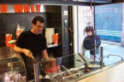Fabiola contempla c�mo preparan unas verduras al wokFabiola watches how they prepare vegetables in a wok