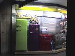 Un refrigerador con los colores del equipo de BarcelonaA fridge painted with the colors of the Barcelona team