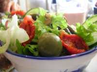 Una deliciosa ensalada fresca con tomates secosA delicious fresh salad with dried tomatoes