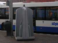 Tambi�n son pragm�ticos con el problema de gente orinando en la calle, as� que ponen estos urinarios port�tiles en calles y callejonesThey are also quite pragmatic with the problem of people peeing in the streets, so they use this portable devices on streets and alleys