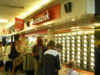 Esto lo hab�a visto solamente en Dark City: uno pone una moneda y abre una ventanilla para coger un sandwich o snack, que es reemplazado por un cocinero desde dentroI've seen this in Dark City only: one puts a coin and opens a windows to take a sandwich or snack, that is replaced by a cook from the inside