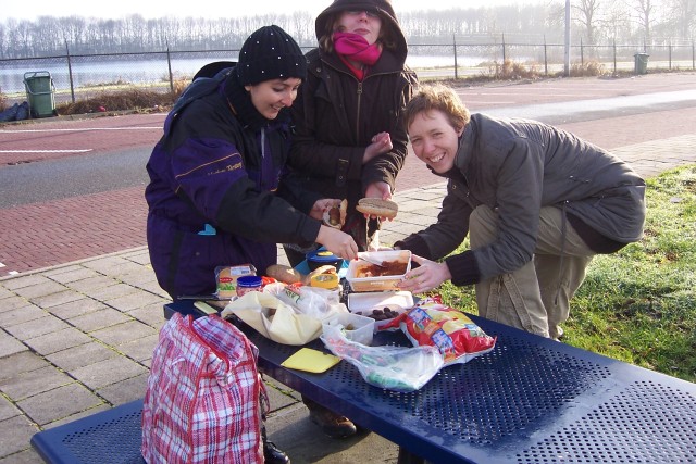 Un picnic bajo cero con R. y E. al lado de la carretera camino a PieterburenA sub-zero picnic with R. and E. on the side of the road going to Pieterburen