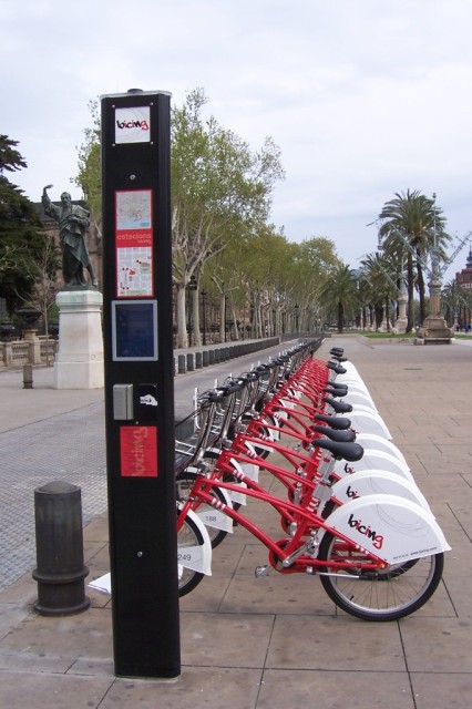 Comenz� a funcionar el Bicing, en Barcelona, un sistema autom�tico de pr�stamo de bicicletas para transporte p�blicoThe Bicing system started to operate in Barcelona; it is an automatic system for loaning bycicles for public transportation