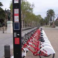 Comenz� a funcionar el Bicing, en Barcelona, un sistema autom�tico de pr�stamo de bicicletas para transporte p�blicoThe Bicing system started to operate in Barcelona; it is an automatic system for loaning bycicles for public transportation
