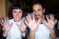 Y otro d�a comimos Cal�ots en Lleida, con guantes ... And in other day we had Cal�ots in Lleida, with gloves ... 
