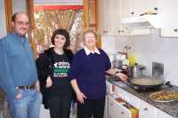 Visitamos a A. y su familia en Lleida. Aqu� estamos con su mam�.We visited A. and his family in Lleida. Here we're with his mother.
