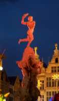 De vuelta a Holanda pasamos por Antwerpen; el nombre deriva de una leyenda que incluye un guerrero arrojando la mano de un gigante derrotado a un r�oOn the trip to Holland we stopped by Antwerpen; the name comes from a legend including a warrior throwing the hand of a defeated giant into a river