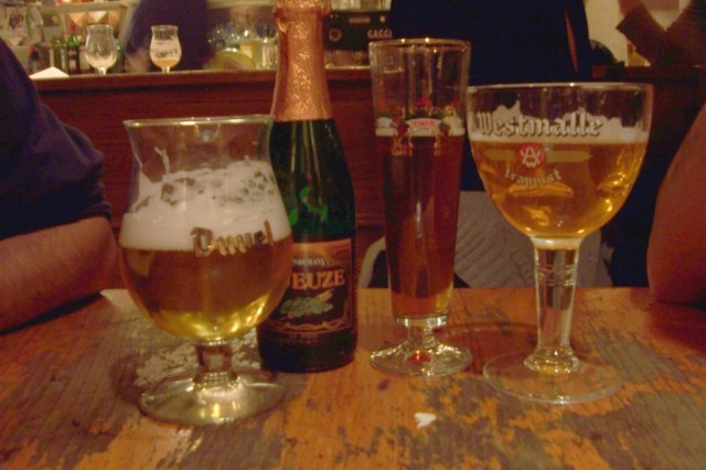 Duvel, m�s Gueuze, y Westmalle; Duvel me gust� mucho tambi�n es una cerveza bastante fuerteDuvel, more Gueuze, and Westmalle; I also liked Duvel a lot, it is a pretty strong beer
