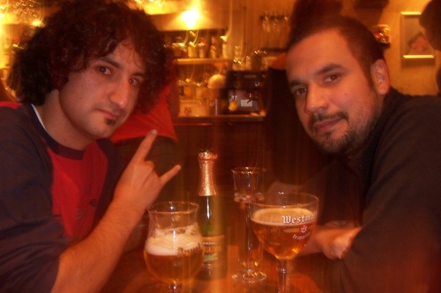 Junto a B. en un bar en B�lgicaWith B. in a bar in Belgium