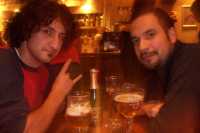 Junto a B. en un bar en B�lgicaWith B. in a bar in Belgium