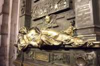 La estatua de T'serclaes; se supone que tocarla (o m�s bien frotarla) concede deseos, por lo que el cuerpo en la estatua y otros objetos como la cara de un �ngel, un perro, y un escudo, est�n mucho m�s brillantes que el restoThe statue of T'serclaes; it is said that touching (or rather rubbing) the statue grants wishes, so the body in the sculpture and other objects such as the face of an angel, a dog, and a shield, are much brighter than the rest