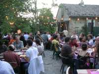 Comiendo 2 ensaladas, 2 pastas, 2 principales y postreHaving 2 salads, 2 pastas, 2 main courses and dessert